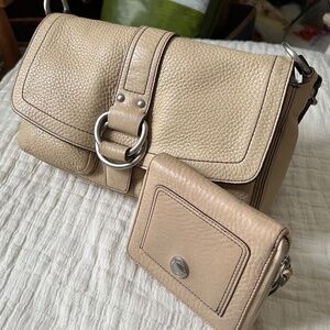 EUC Coach Chelsea Soft Pebbled Leather Field Tote/Satchel with Matching Wallet